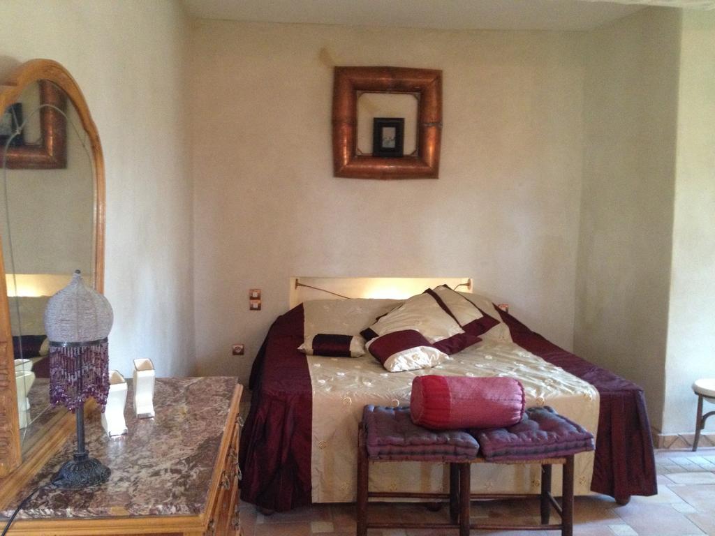 Le Mas Des Armouriers Violès Habitación foto
